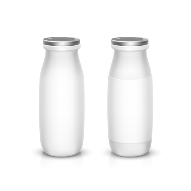 Conjunto de botellas blancas en blanco para leche de yogurt