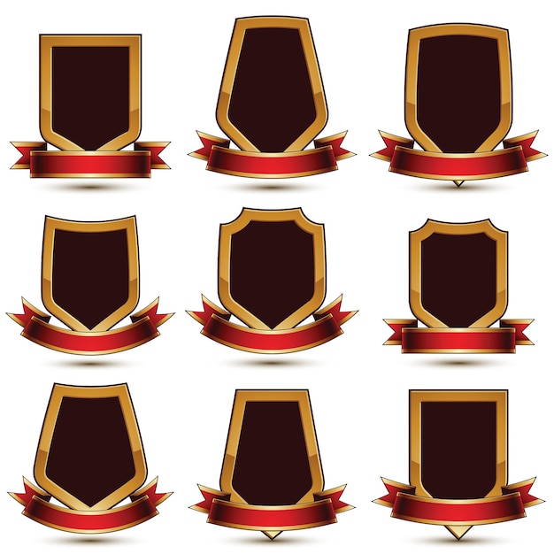 Conjunto de elementos dorados glamurosos vectoriales geométricos aislados en fondo blanco, medallones pulidos en 3d, escudos de protección con cinta roja. Colección de símbolos decorativos de marca.