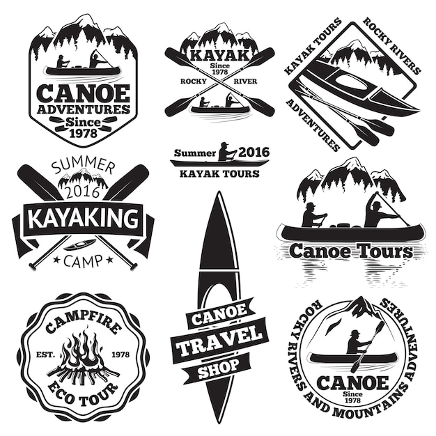 Conjunto de etiquetas de canoa y kayak. Dos hombres en una canoa, un hombre en un kayak, botes y remos, montañas, fogatas, bosques, paseos en canoa, kayak, tienda de viajes en canoa.