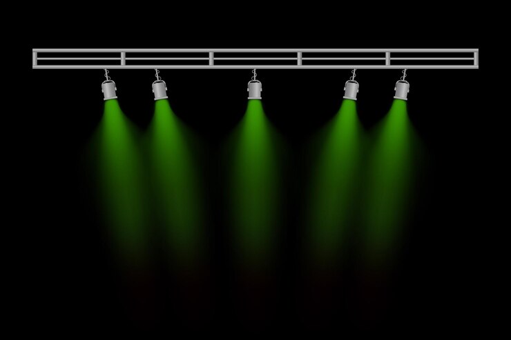 Vector el conjunto de iluminación del escenario cinco focos verdes lámparas colgantes marco de metal vigas enfocadas fondo oscuro iluminación del teatro evento iluminación configuración de la actuación diseño de concierto presentación visual