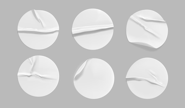 Conjunto de maquetas de pegatina arrugada redonda blanca. Etiqueta adhesiva de papel blanco o plástico adhesivo con efecto encolado y arrugado sobre fondo gris.
