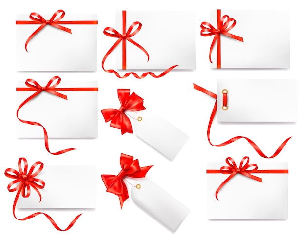 Conjunto de notas de tarjeta con lazos de regalo rojos con cintas