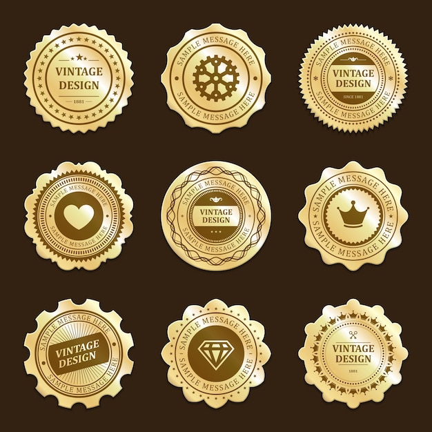 Conjunto de pegatinas de oro con etiquetas de diseño vintage. Las etiquetas premium de corazón y corona promueven nuevas marcas. Lujosos adornos de diamantes y engranajes para certificados de calidad, descuentos de temporada en tiendas.