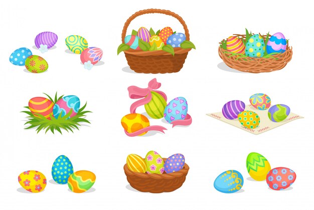 Conjunto plano de lindas composiciones de Pascua. Huevos pintados en cestas y nidos. Vacaciones de primavera