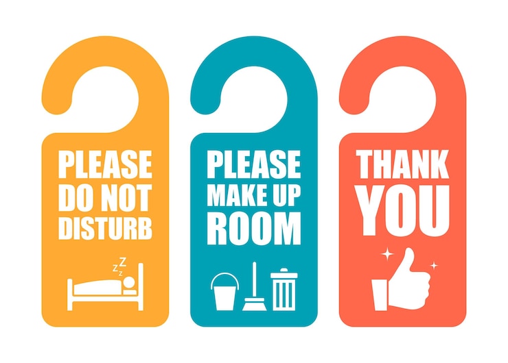 Vector conjunto de suspensión de puerta plana perchas de colores sobre fondo blanco no molestar por favor, haga la habitación gracias ilustración vectorial