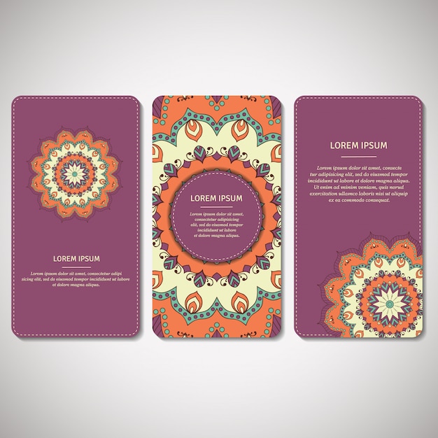 Conjunto de tarjetas ornamentales, volantes con mandala de flores en violeta