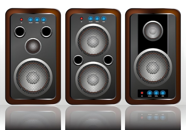 Un conjunto de tres altavoces con diferentes diseños y un marco de madera