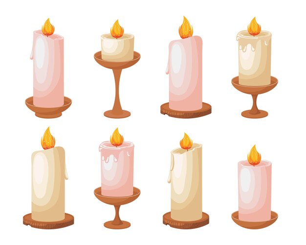 Un conjunto de velas encendidas festivas sobre candelabros, soportes de madera. Conjunto de decoraciones luminosas.