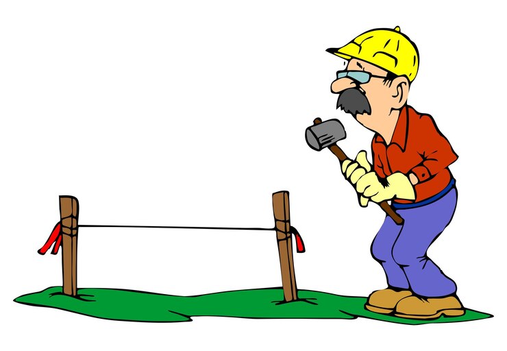Vector constructor de dibujos animados balanceando un post maul para conducir postes de valla de madera puntiagudos en el grou