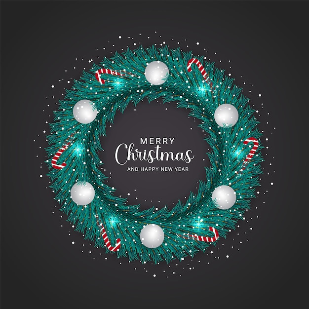 Corona de Navidad de hojas de color verde oscuro con bolas blancas y nieves dulces