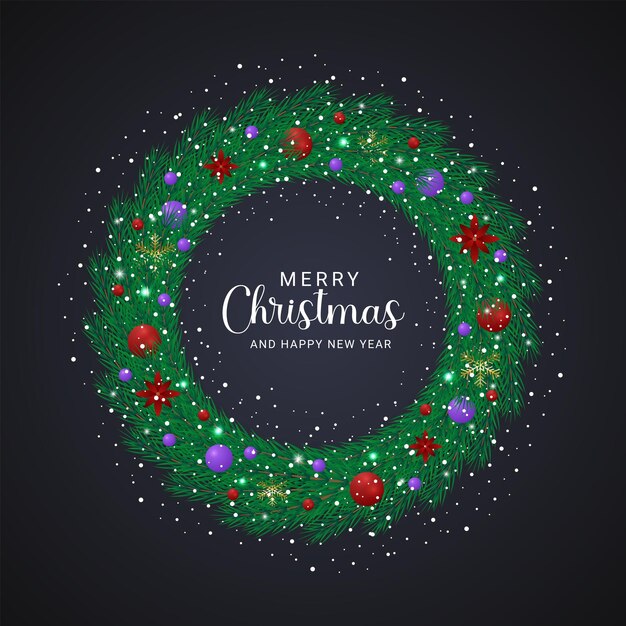 Decoración de corona de Navidad con hojas verdes y bolas púrpuras y rojas con luz y nieve
