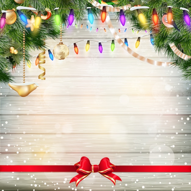 Decoración de Navidad con ramas de abeto en tablero de madera blanca.