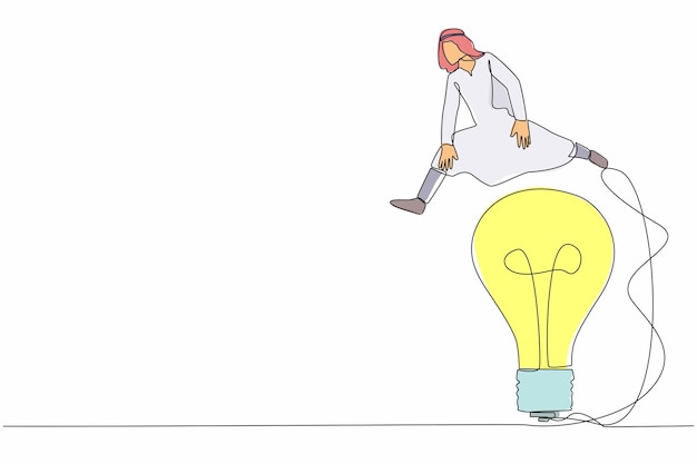 Un dibujo de línea continua árabe hombre de negocios saltando sobre una gran bombilla Iniciativa de negocios