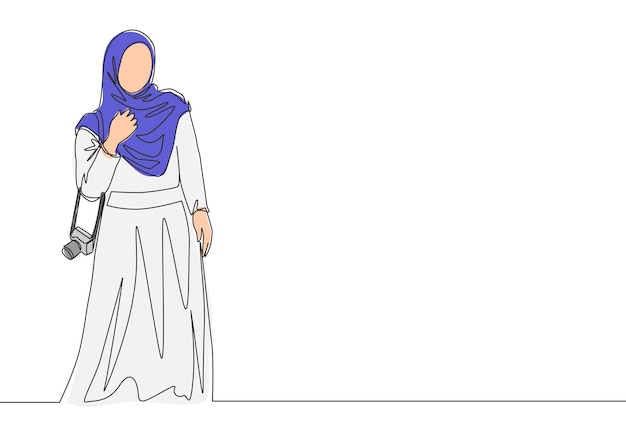 Un dibujo de línea continua de joven feliz hermosa musulmana en tela islámica sostener la cámara belleza mujeres de Oriente Medio modelo en hijab de moda concepto de diseño de línea única dibujo ilustración vectorial