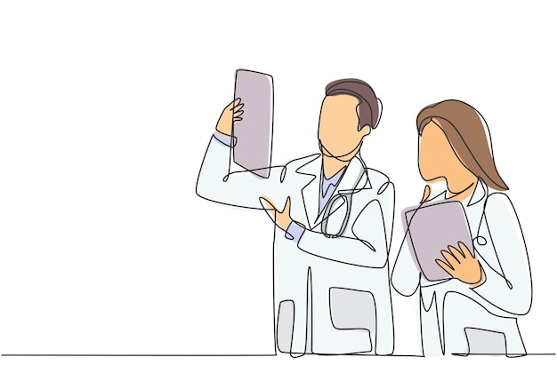 Un dibujo de línea continua de un médico masculino y femenino discutiendo y diagnosticando una foto de rayos X del paciente