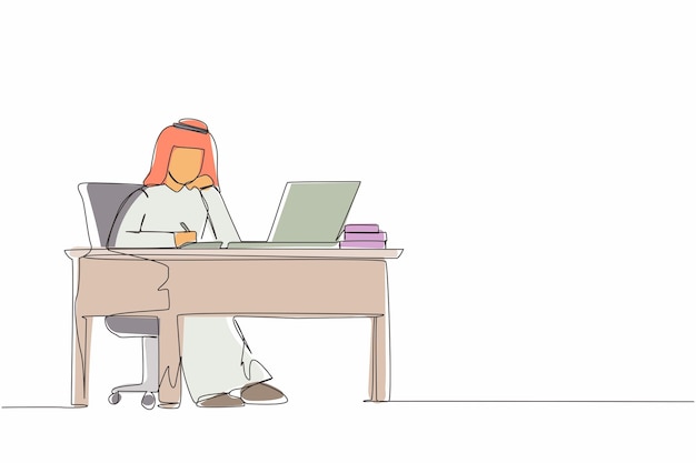 Dibujo de línea continua única de un hombre de negocios árabe escribiendo frente a una computadora portátil en una mesa de diseño vectorial