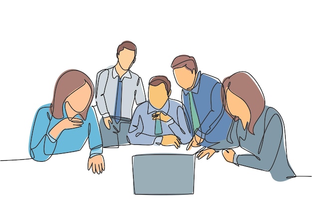 Un dibujo de una sola línea de jóvenes empresarios mirando la pantalla de una computadora portátil durante una reunión con colegas
