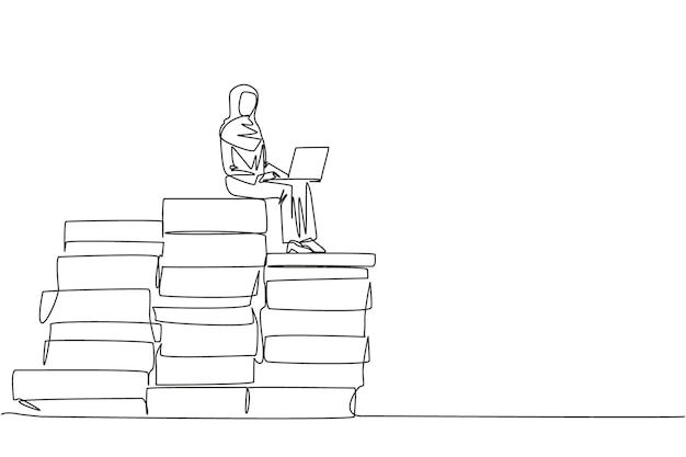 Dibujo de una sola línea de una mujer de negocios árabe sentada en pilas gigantes de documentos de papel Trabajo excesivo