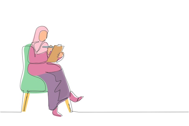 Dibujo de una sola línea de una mujer de negocios árabe con un tablón de recortes una ejecutiva sentada en un sillón