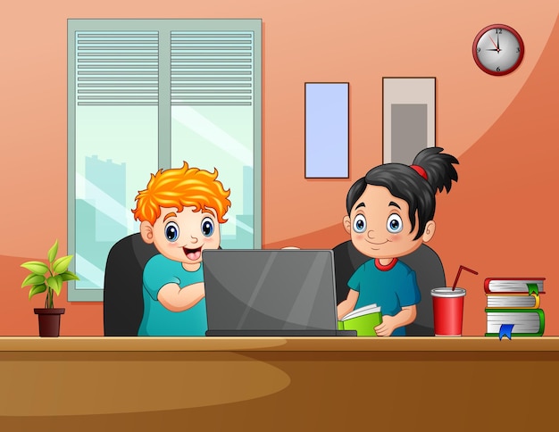 Dibujos animados de los niños jugando con la computadora en el escritorio