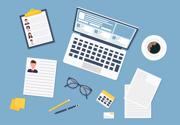 Diseñado por encuentro de recursos humanos. Vista superior de una mesa, computadora portátil, carpeta, documentos, bloc de notas, tarjetas de visita, libros, café, negocios, organización.