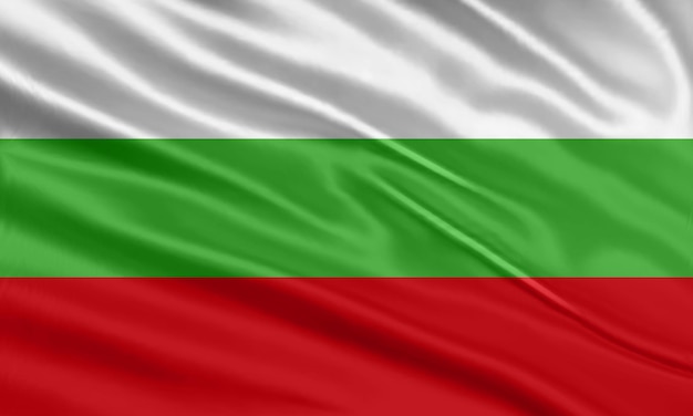 Vector diseño de la bandera de bulgaria ondeando la bandera de bulgaria hecha de satén o tela de seda ilustración vectorial