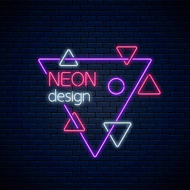 Diseño brillante abstracto de neón sobre fondo de pared de ladrillo oscuro. Fondo geométrico con triángulos en estilo neón. Ilustración vectorial.