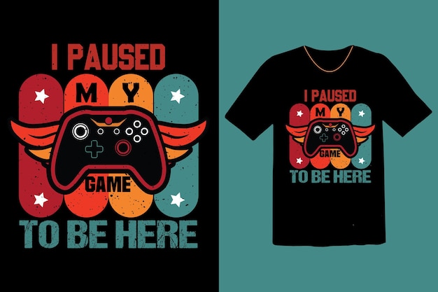 Diseño de camiseta 'Hice una pausa en mi juego para estar aquí' con tipografía de consola de juegos en estilo retro vintage