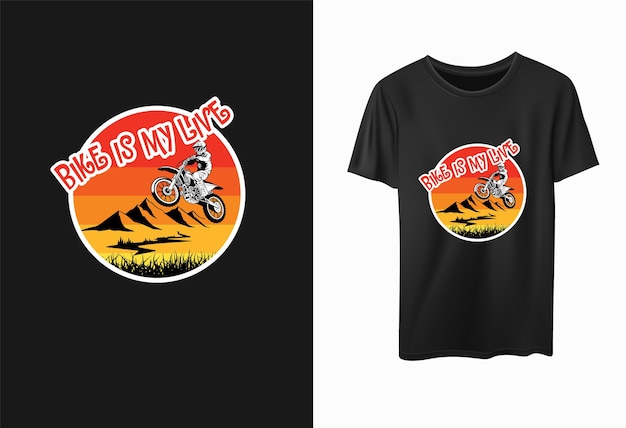 Diseño de camiseta de vector libre para un motociclista con una puesta de sol en el fondo