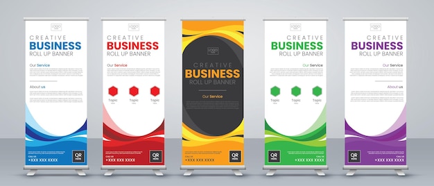 Diseño de carteles publicitarios con carteles enrollados verticales