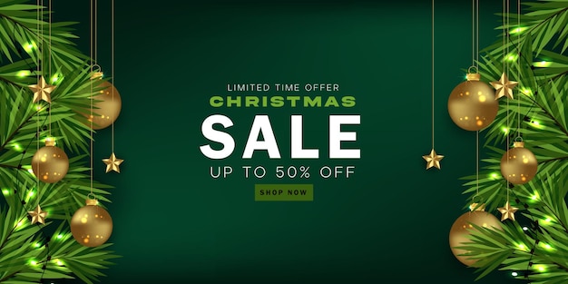 Diseño de estandarte de venta de Navidad con ramas de pino, bolas de oro y estrellas brillantes