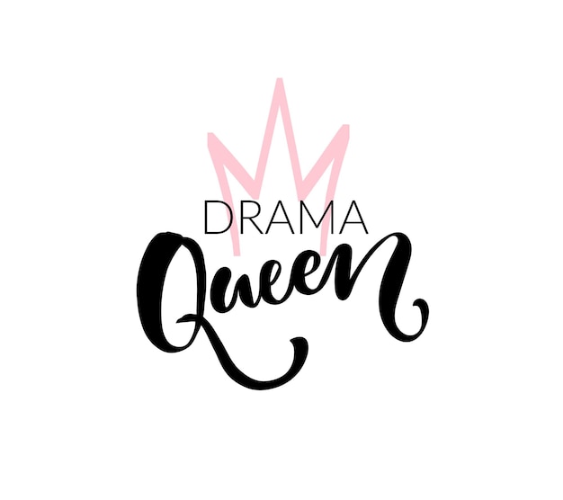 Diseño de la impresión de la camiseta de la reina del drama. Letras de pincel de vector y corona dibujada a mano. Colores negro y rosa sobre fondo blanco.