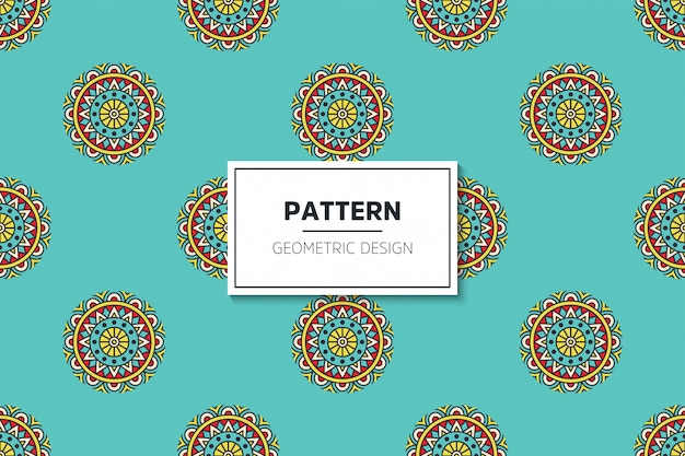 Diseño de mandala ornamental de lujo de patrones sin fisuras en color dorado