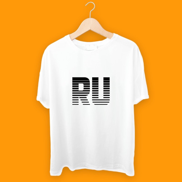 Diseño sencillo de camiseta de tela blanca y diseño de maqueta de camisa colgante blanca