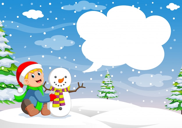 Divertido niño pequeño en un gorro nórdico de punto rojo y abrigo cálido jugando con una nieve