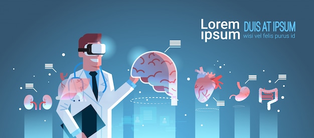 doctor hombre con gafas digitales mirando órganos de realidad virtual