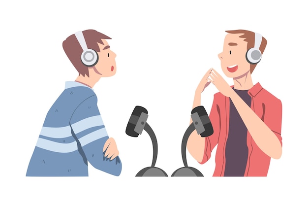 Dos hombres grabando podcasts con auriculares Anfitrión de radio entrevistando a un invitado en el estudio Podcasting Ilustración vectorial al estilo de dibujos animados