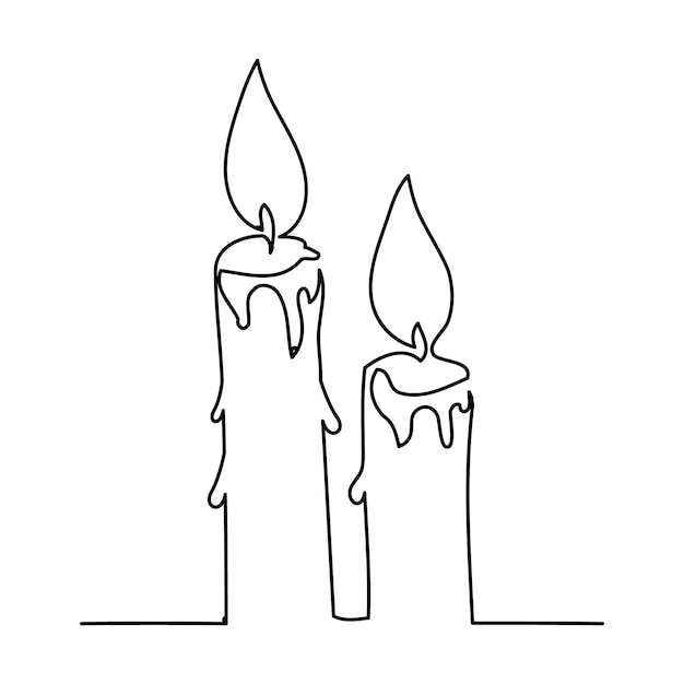 dos velas que están encendidas con una encendida