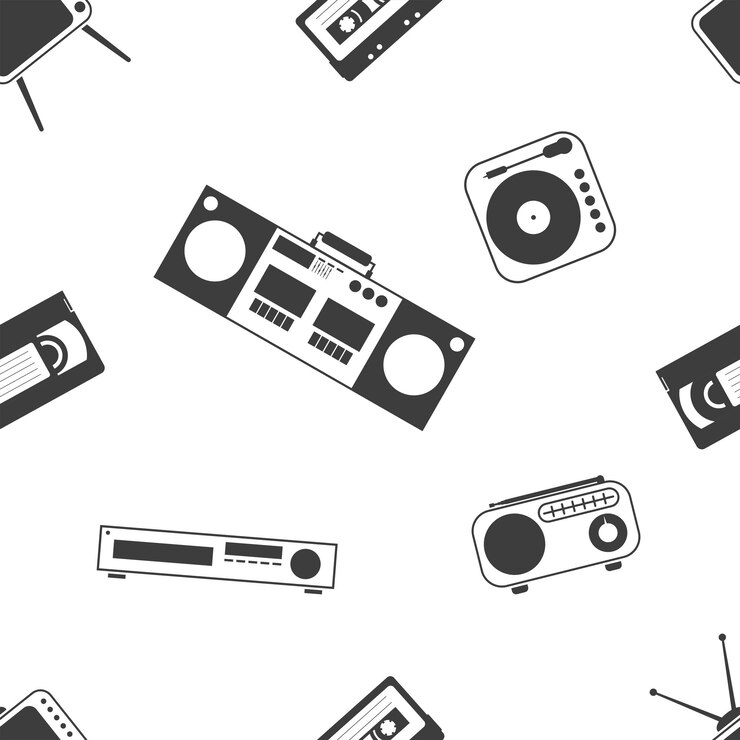 Vector electrónica casera retro conjunto patrón sin costuras objetos planos en blanco y negro de estilo antiguo de los años 80 y 90 en un estilo plano grabador de cinta cassette vcr cintas de video radio tocadiscos tv analógica