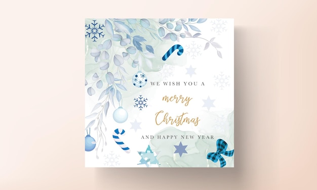 Elegante diseño de tarjeta de navidad blanca con hojas y adornos navideños