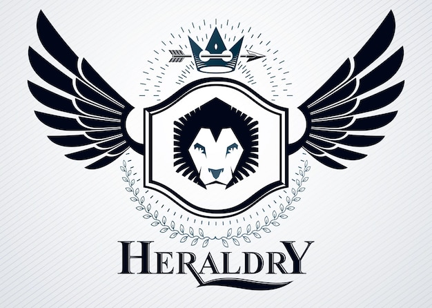 Elegante emblema hecho con decoración de alas de águila, ilustración de león salvaje y símbolos de corona real. escudo heráldico vectorial.