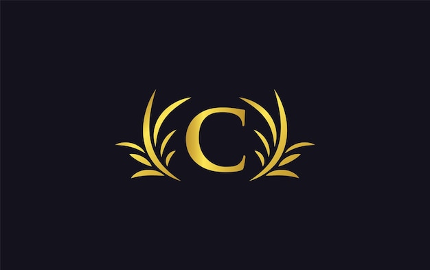 La elegante letra C del logotipo dorado