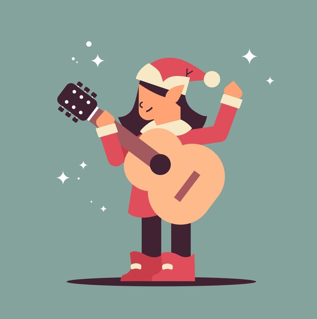 Elfo en uniforme con instrumento musical niña ayudante de santa tocando la guitarra feliz año nuevo celebración de vacaciones de navidad