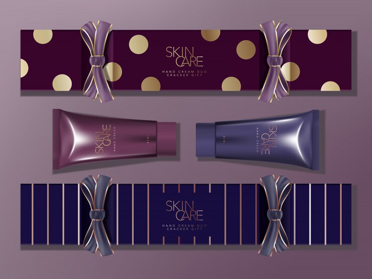 Embalaje de caja de galletas de regalo de temporada con cinta de grosgrain. Azul y morado, patrón de rayas y manchas. Tubo de crema de manos metálico.