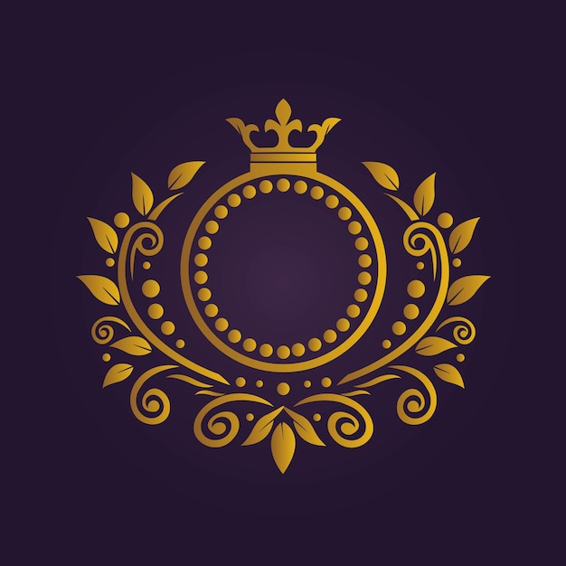 Emblema en forma de corazón dorado con cuchillo de tenedor y sombrero de chef en fondo púrpura oscuro para el lujo