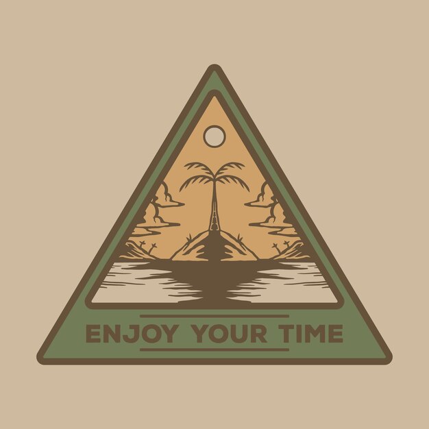 Emblema en forma de triángulo del paisaje del atardecer en la playa