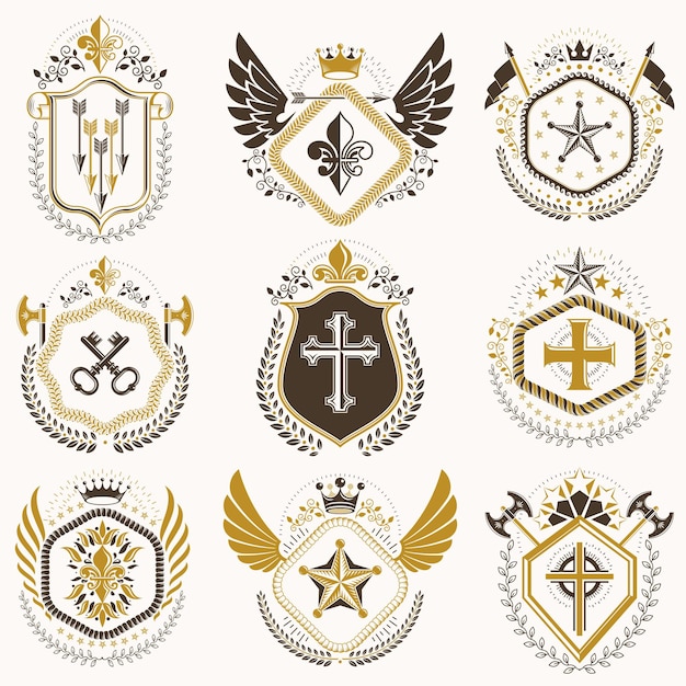 Emblemas heráldicos con alas aisladas sobre fondo blanco. Colección de símbolos vectoriales en estilo antiguo creados con elementos heráldicos como coronas, torres, cruces y armería.