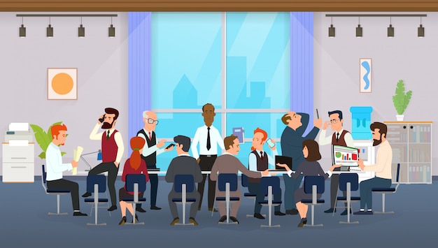 Empleados de oficina sentados a la mesa redonda y discutiendo ideas, intercambiando información.