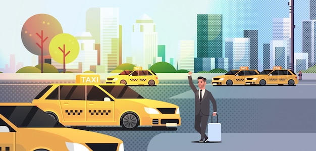 Empresario coger un taxi en la calle hombre de negocios en ropa formal con equipaje parando taxi amarillo ciudad transporte servicio paisaje urbano