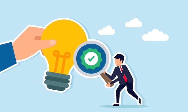 Empresario con lupa con etiqueta de marca de comprobación observando la mano sosteniendo una lámpara ilustración de validación y verificación de ideas de negocio